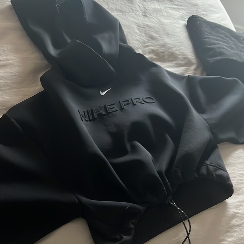 Nike pro cropped hoodie